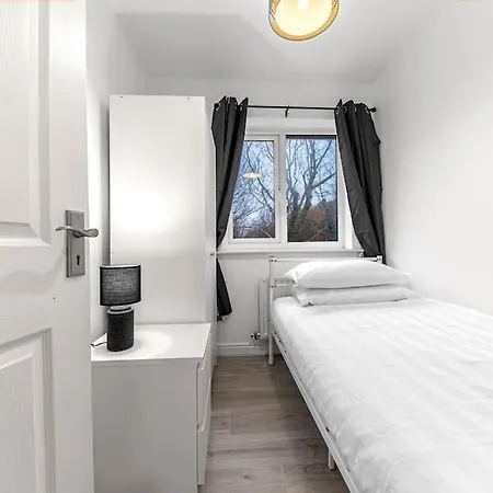 Ml Short - Barrow House 4 Bedrooms *